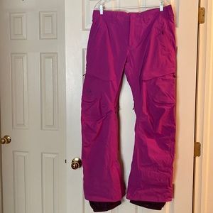 Women's Burton [ak] GORE-TEX Summit Pant
SNOW PANT Size Medium in Spiced Plum
